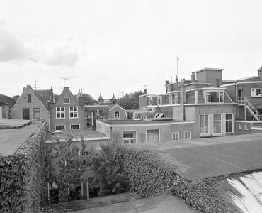 882823 Gezicht over de daken van gebouwen op het complex van de Willem Arntsz Stichting (Agnietenstraat 2) te Utrecht, ...